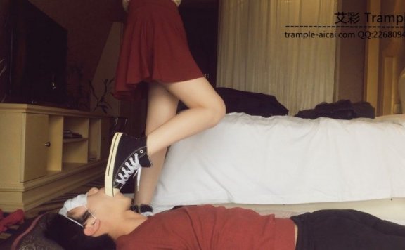 资讯|万万同学 万万帆布鞋裸足强制喂食香蕉，用饮料在奴嘴里洗脚 [48分56秒]