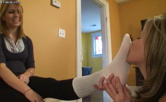 资讯|欧美调教 女女-开发闺蜜当主子的好方法！以帮她试鞋为名，零距离闻舔她的新鲜臭棉袜脚 [17分26秒]