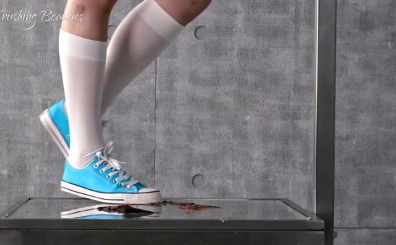 资讯|crush 767 – Linda白袜帆布鞋玻璃板踩鱼 [23分37秒]