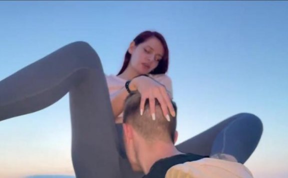 资讯|欧美调教 《女主让M闻海鲜.夹着闻》PPF-princess pussy worship [30分40秒]