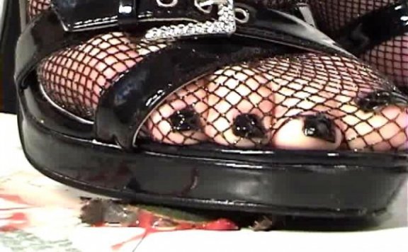 资讯|crush 702 – 黑丝网袜高跟凉鞋踩烂龟 [37分52秒]