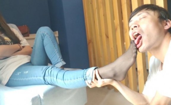 资讯|模特小姐姐 《冰雪女王》黑丝裸足舔脚大片 [32分35秒]