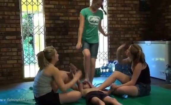 资讯|欧美调教 小弟弟招惹三个大姐姐被教训 [48分56秒]