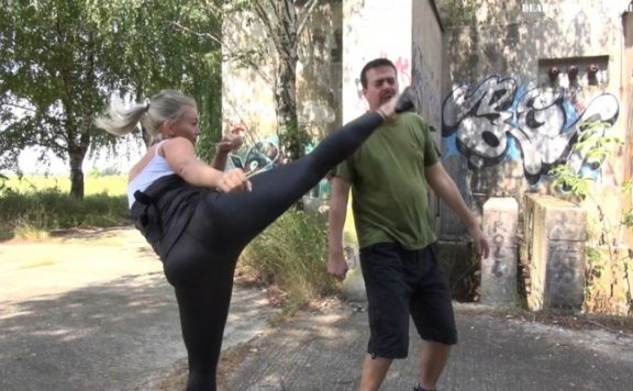 资讯|格斗绞杀剧情系列 女保镖残忍踢杀弱鸡男 [30分40秒]