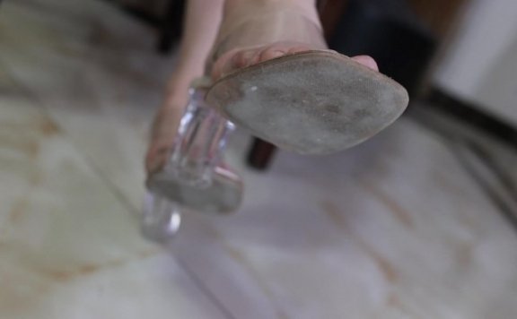 资讯|黑丝诱惑 《黑丝诱惑》沐沐非常脏的高跟鞋底踩黑舌头 [48分56秒]