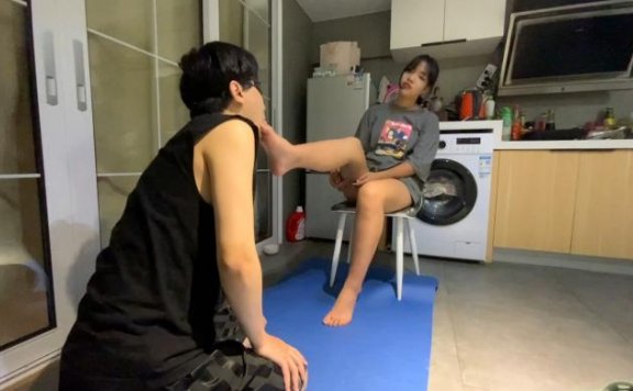 资讯|萝莉酱 00后女校霸暴力足虐 [48分56秒]