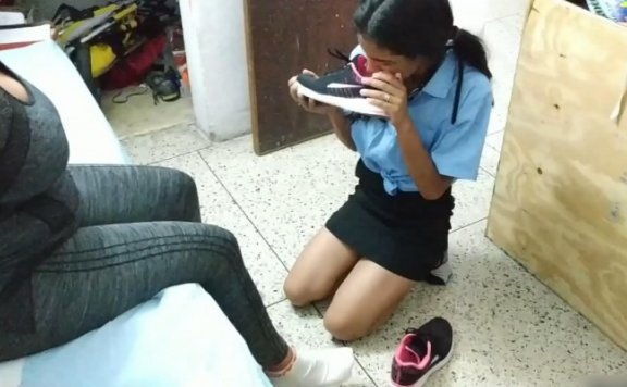 资讯|欧美调教 女女重口-实拍年轻女孩跪舔BBW熟女阿姨运动后的超臭棉袜汗脚！把女孩熏哭了！ [30分19秒]