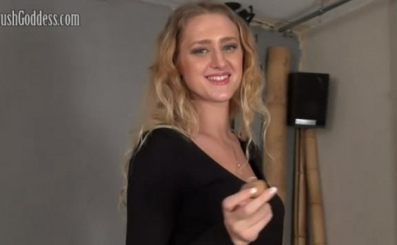 资讯|crush 206 – 性感女神黑丝粗跟凉拖踩爆一大堆龙虾 [32分35秒]