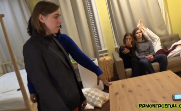 资讯|欧美调教 女女-职场PUA！母狗惨遭霸凌挨个给办公室其他女同事当脚垫！被踩着脸羞辱！ [48分56秒]