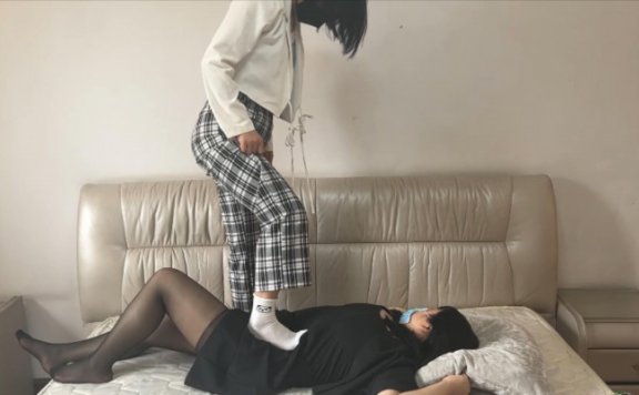资讯|女王女主 《珂珂女m》在床上被闺蜜白袜踩踏 [48分56秒]