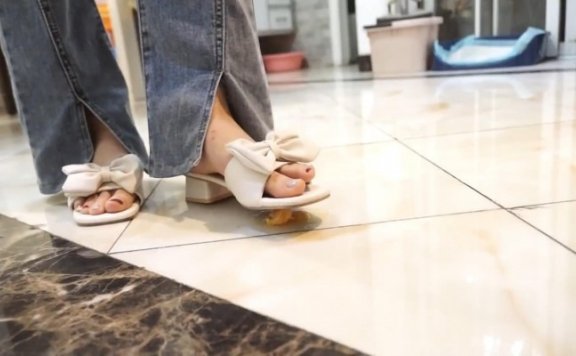 资讯|黑丝诱惑 《黑丝诱惑》喝牛奶洗脚水脏鞋底踩黑舌头 [48分56秒]