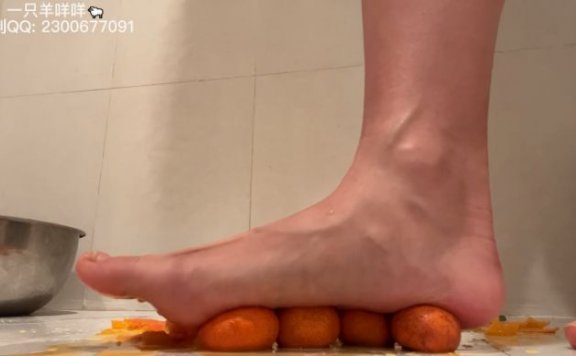 资讯|羊咩咩大码原创 《羊咩咩原创》40码美脚女神羊咩咩将小橘子踩成脚底的肉泥 [11分36秒]