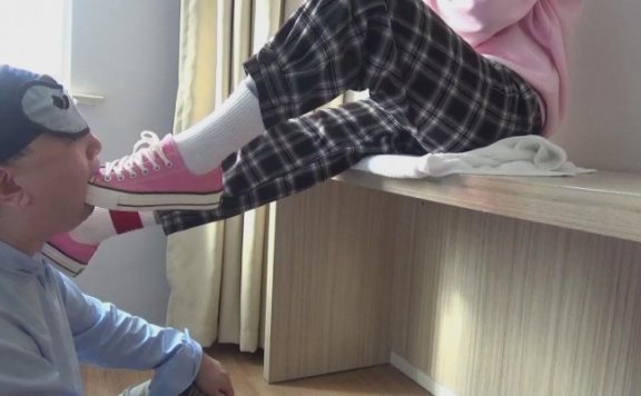 资讯|女王女主 平模御姐穿粉红帆布鞋的践踏玩弄&闻袜吃脚 [48分56秒]