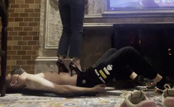 资讯|彼岸花 《彼岸花》KTV性感高跟鞋暴踩毯子 [48分56秒]