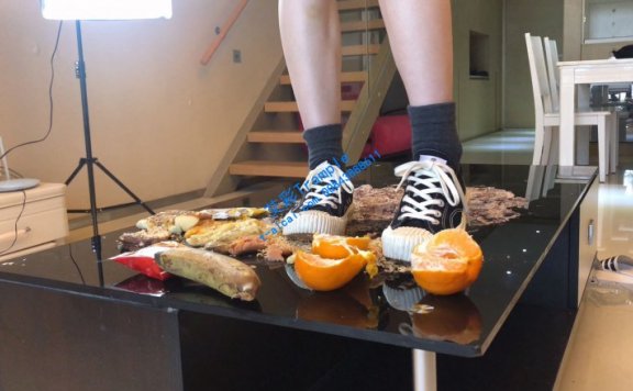 资讯|女王女主 Rita丽塔小主踩踏蛋糕喂食贱m帆布鞋踩踏食物 [48分56秒]