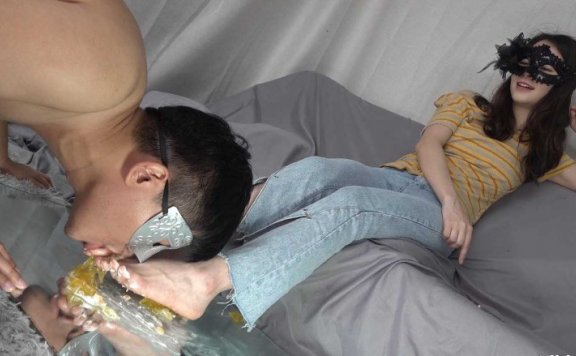 资讯|南国原创 《南国原创》美脚喂食，吃沫沫s踩烂的布丁，羞辱调教 [48分56秒]