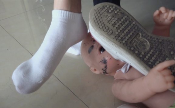 资讯|艾彩原创 『小妮原创』把娃娃当成“你”白袜运动鞋暴力虐踩 [17分26秒]