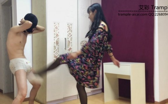 资讯|婉慈Icon 《婉慈Icon》初九小白鞋黑丝踢裆 [32分35秒]