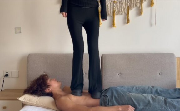 资讯|子怡工作室 《无双Sama》运动后找贱狗踩踏舔脚 [48分56秒]