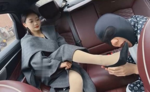 资讯|直播视频 《狗哥》豪车内开发路人小姐姐 [48分56秒]