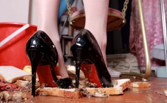 资讯|crush 《芊芊》黑高跟肉丝鞋里面包金鱼踩满地肉泥第二视角 [9分43秒]