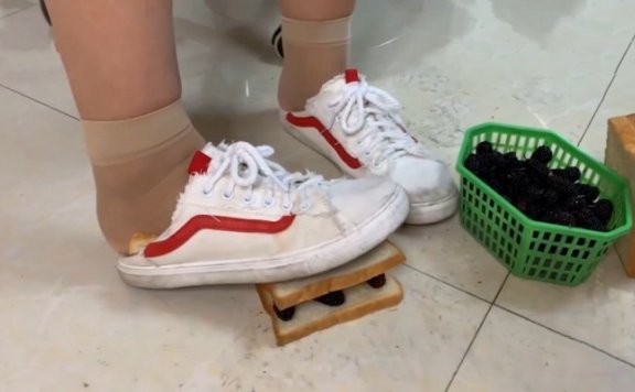 资讯|crush 昕馨 超脏原味帆布鞋短丝臭脚丫子制作优质狗粮 [9分43秒]