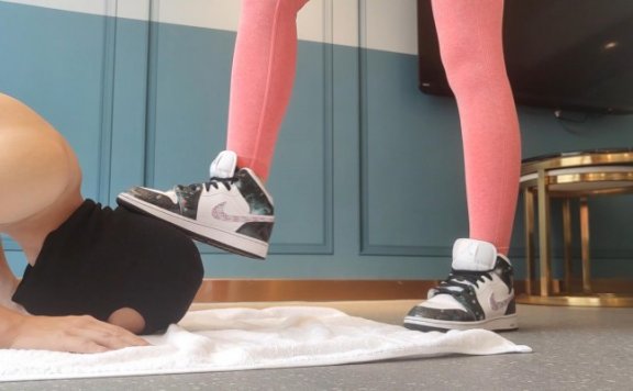 资讯|鱼爹归宿 江门小鱼女神健身裤双机位AJ坐脸窒息贱狗 [32分35秒]