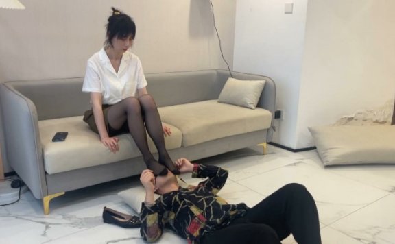 资讯|黑丝诱惑 《黑丝诱惑》素人篇：某公司前台琳琳虐乳钻胯舔脏鞋 [48分56秒]