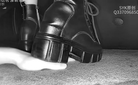 资讯|crush 《SYK无意识》影院粗跟厚底马丁靴踩整只手+抬脚掌 [23分37秒]