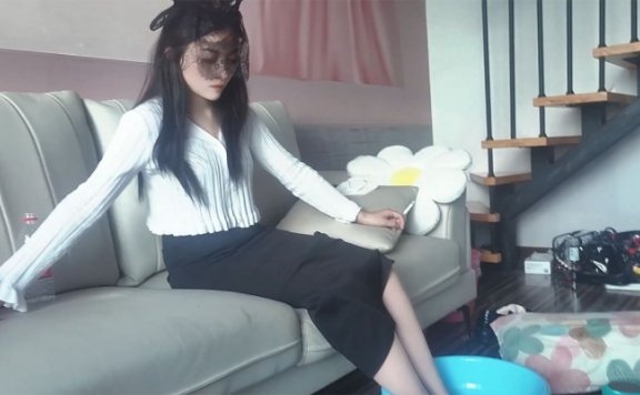 资讯|莜主脚下 《血狼》开发素人模特吃搓脚板搓下的脚皮/喝洗脚水/脚耳光 [48分56秒]