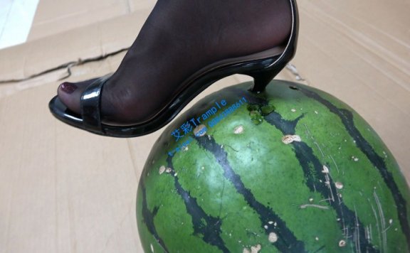 资讯|冷柔原创 《冷柔》高跟鞋跟踩烂大西瓜 [9分43秒]