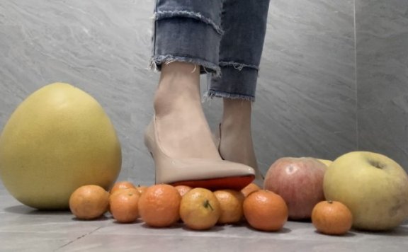 资讯|crush 《莓子》高跟鞋加裸足暴力踩碎橘子、苹果、柚子 [11分36秒]