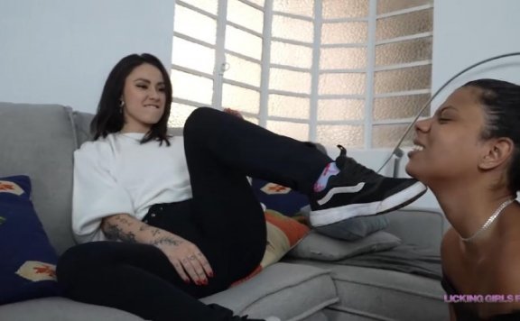 资讯|欧美调教 LGF女女-连穿7天臭棉袜！俄罗斯Nika女王蹂躏巴西女m！闻臭鞋吃臭袜子舔脚除臭 [48分56秒]