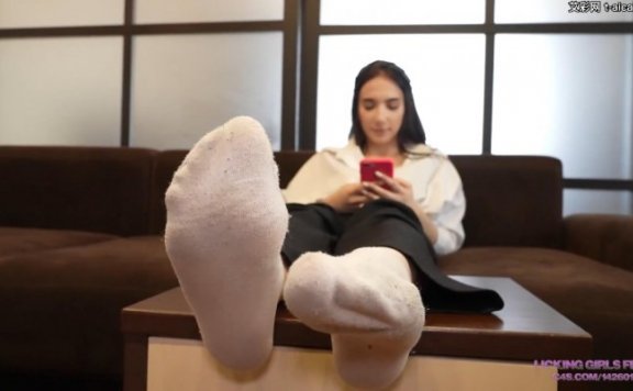 资讯|欧美调教 LGF女女-母狗吃素人女孩Skylar的臭袜子！狗嘴脱袜子塞嘴里差点噎死！惨遭嘲笑 [17分26秒]