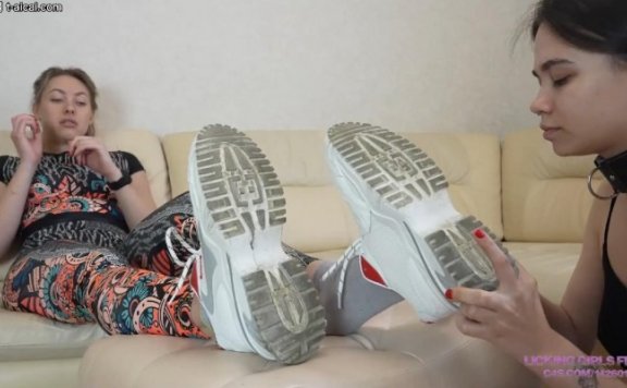 资讯|欧美调教 LGF女女-亚裔混血母狗Sofia吃Fox女神健身时穿的臭棉袜！闻臭鞋窝舔臭汗脚！ [17分26秒]