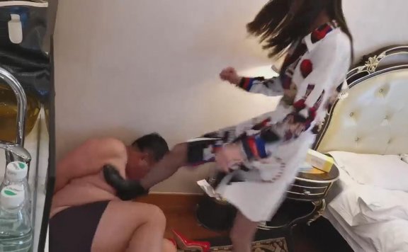 资讯|女王女主 冷美皮靴狠踹 [21分7秒]