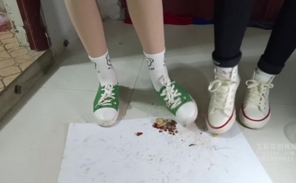 资讯|crush 《小婷原创》 俩学生妹一起踩3只大蜗牛 [8分16秒]