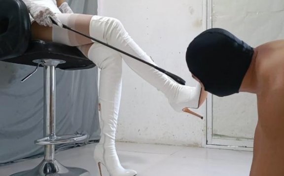 资讯|女王女主 雅伟S，命令男M跪舔高跟白靴，靴跟全体重踩踏深喉，贱M在性感白丝下忍受折磨 [30分4秒]