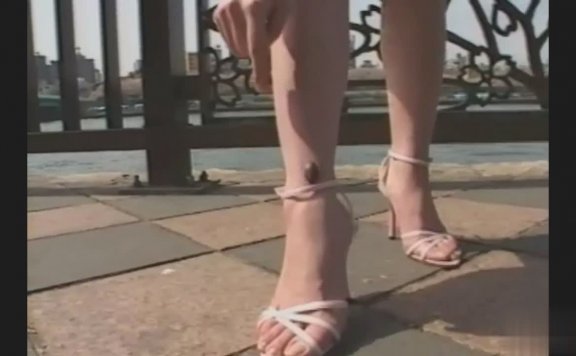 资讯|crush 美女凉高跟踩踏昆虫和龙虾第一部 [16分41秒]